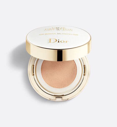 Mineral UV Protector compact: protects and enhances all skin 